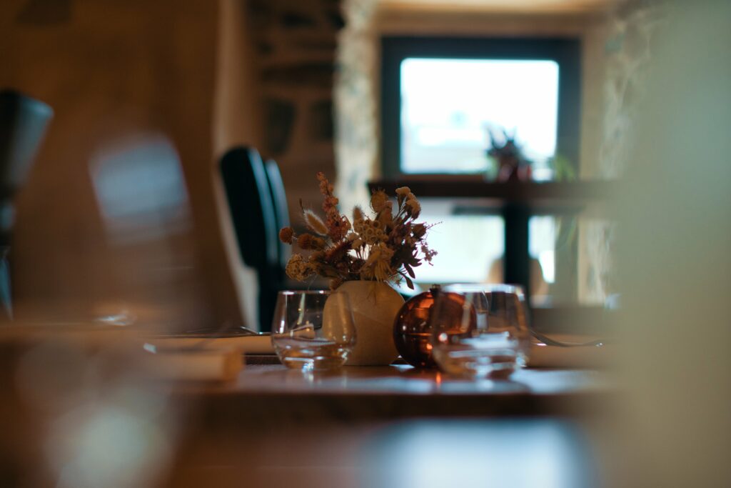 Salle de restaurant dans l'ancien corps de ferme : le bistro