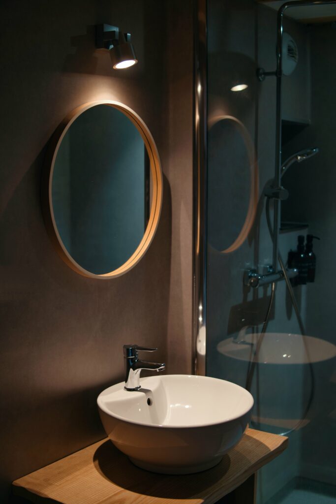 Salle de bain de l'hôtel avec douche à l'italienne