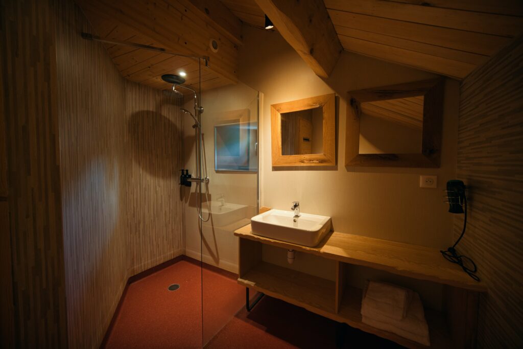 Salle de bain avec douche à l'italienne