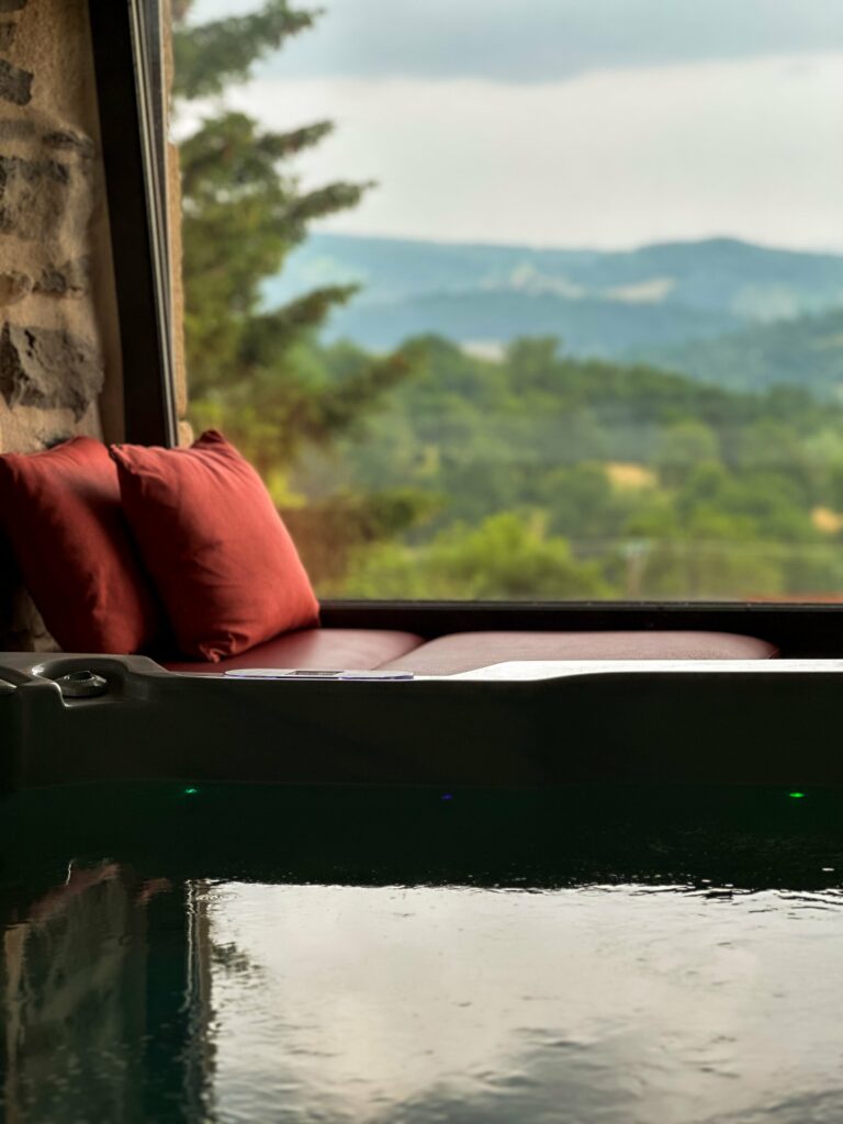 Spa privatisé jacuzzi et sauna avec vue sur les sucs