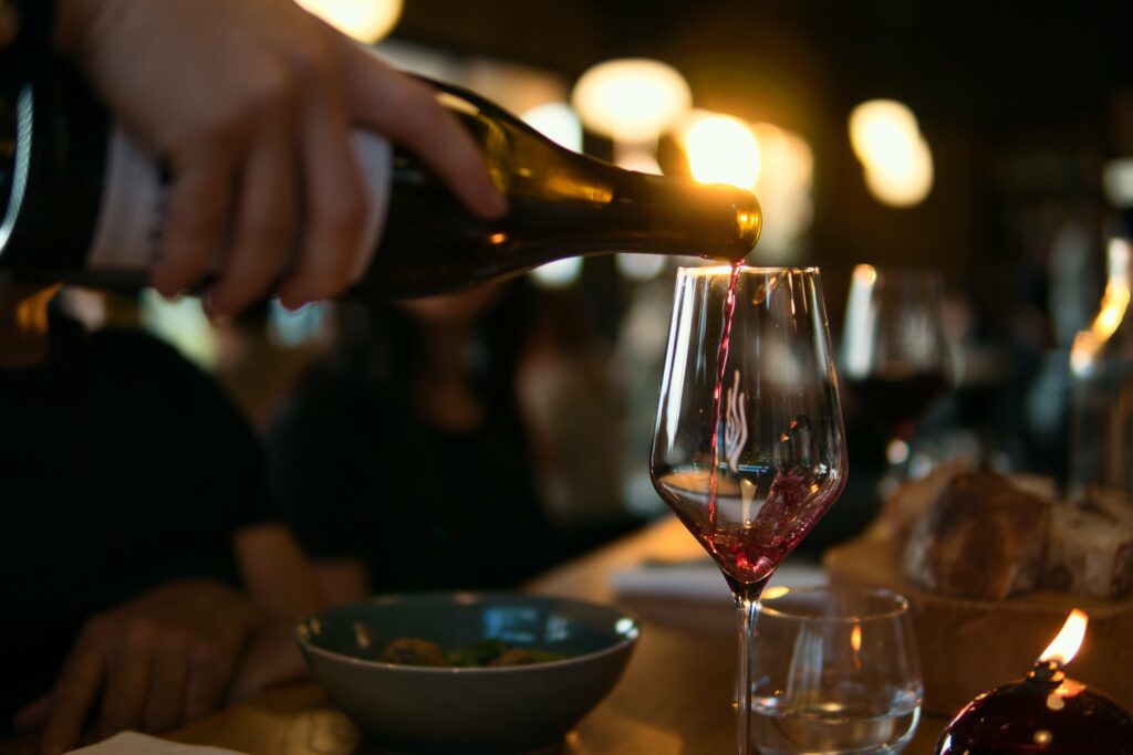 Verre de vin servi à La Ferme Expérience