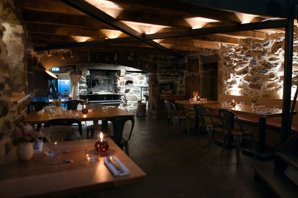 Salle de restaurant dans l'ancien corps de Ferme 